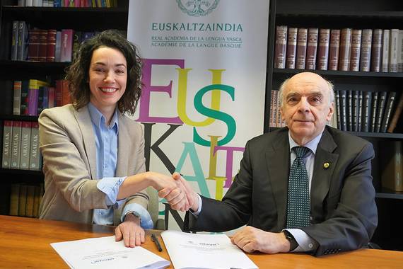 Elhuyarrek eta Euskaltzaindiak bost urterako lankidetza-hitzarmena sinatu dute