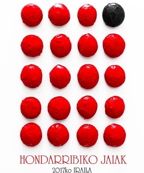 Hondarribiko jaiak iragartzeko kartelean konpainia bat falta da