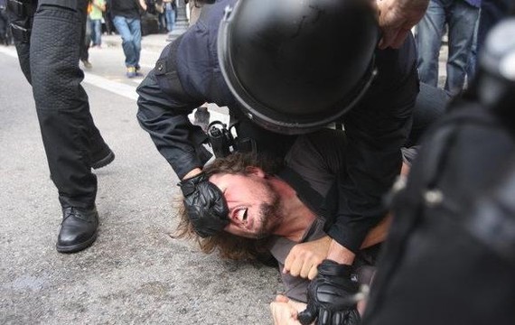 Mossoak gogor saiatu dira Bartzelonako Catalunya plaza husten, baina ez dute lortu