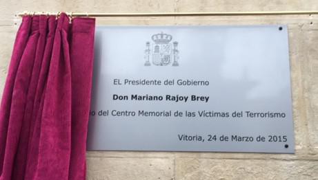 Rajoyk inauguratutako plaka kendu dute: euskaratzeko eta Vitoria-Gasteiz jartzeko
