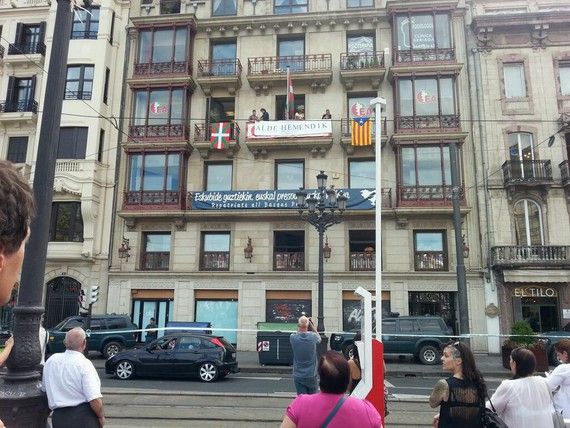 EAko militanteak "Alde hemendik" pankarta ipintzen goardia zibilak Bilboko Herrira egoitzan dauden bitartean 