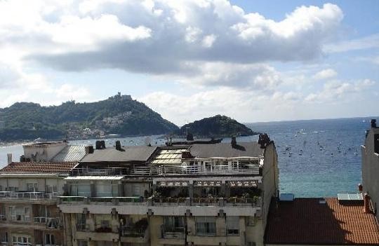 Donostiako Orly hotelean ostatu hartuta, Mediterraneoa ikusteko aukera