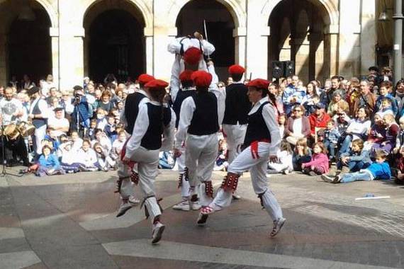 Lau emakume eta lau gizonezko San Faustotako dantzari-dantzan Durangon, lehen eta azken aldiz