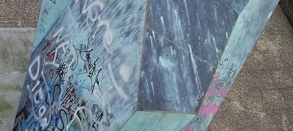 Oteizaren eskultura bat merkatalgune baten barruan sartzeko asmoa