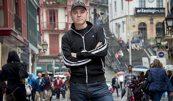 Performancea: Hilabetez Bilbon gaztelaniaz egin gabe biziko da Lutxo Egia