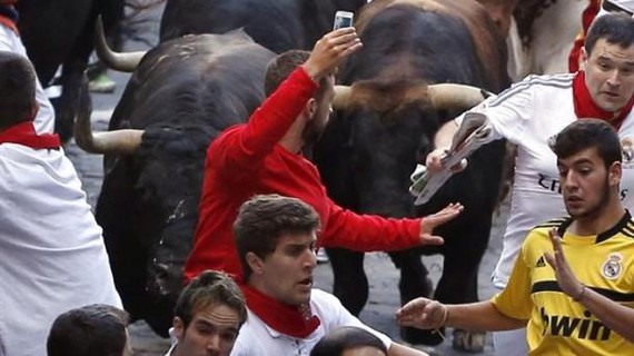 Selfie bat zezenen aurrean