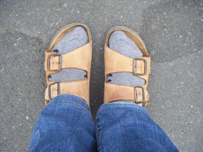 Sandaliak eta galtzetinak