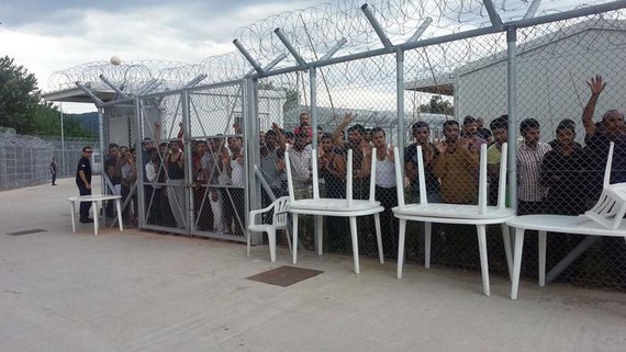 Greziara Karabana: testigantza errefuxiatuen atxilotze zentroetatik