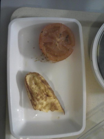 Hauxe Nafarroako Ospitalean aitaren gelakideari afaltzeko eman diotena