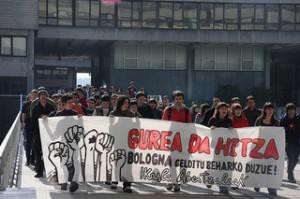 Hamahiru ikasle epaituko dituzte asteazkenean, Bolognaren aurka protesta egiteagatik