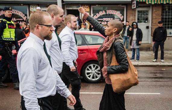 Munduari buelta eman dion argazkia: emakume beltz batek aurre egin die Suediako neonaziei