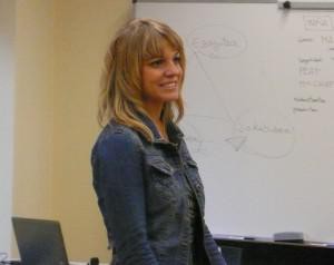 Estitxu Garai: Euskalgintzako "erakundeek premia dute, publizitateari eta komunikazioari buruz ikasteko"