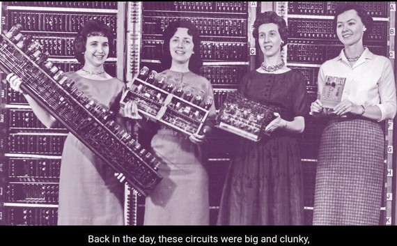 Konputagailuen funtzionatzeko eran murgilduz emakumezkoen eskutik