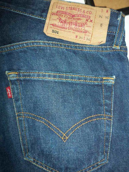Levi's etiketa gorria