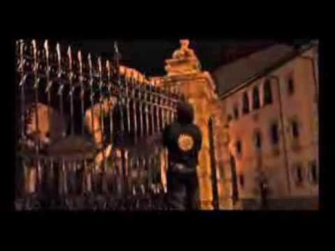 Gernikako juntetxeko Espainiako bandera sutan