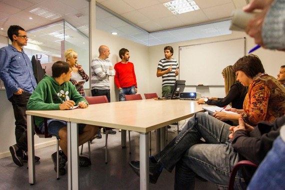 Bi informatikari kontratatu nahi ditu CodeSyntaxek