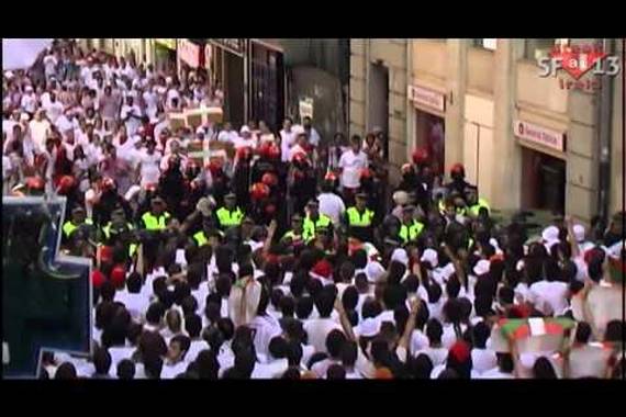 Ikurriña Sanferminetan, behean, karga poliziala