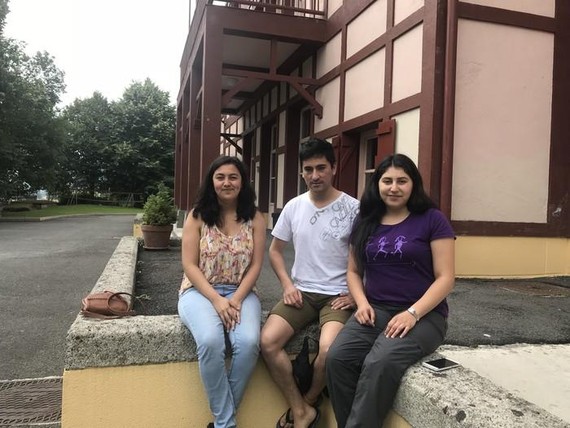 Hiru irakasle maputxe euskara ikasten ari dira Zornotzako Barnetegian