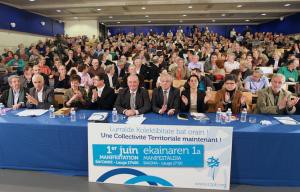 Gizartearen aniztasunaren adierazgarri diren 5.500 pertsona elkartu dira Baionan Lurralde Elkargoa aldarrikatzeko