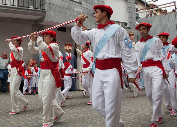 Emakumeak euskal dantza erritualetan: gertatzen ari da