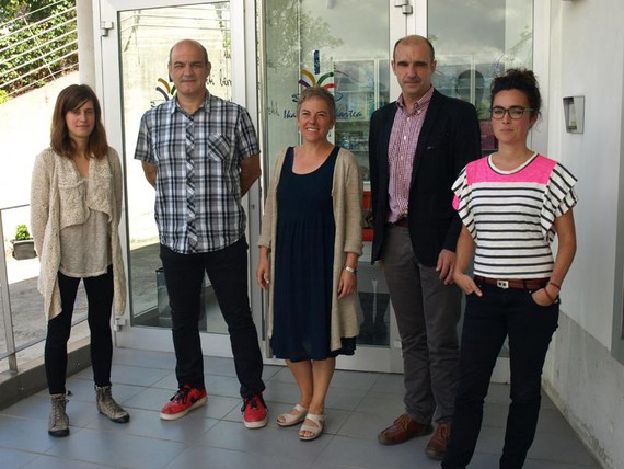 Bidasoaz bi aldeetako ikasleak eta begiraleak, udaleku aitzindari batean elkarrekin