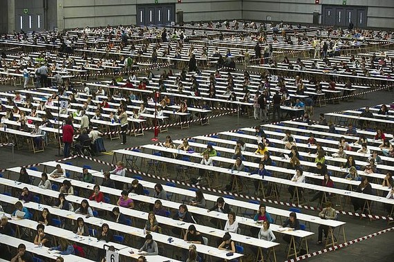 Hizkuntza eskubideak bermatzeko, langile elebidunak eskatu ditu Behatokiak