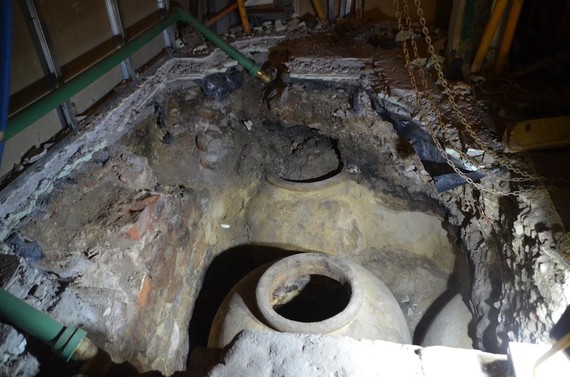 XVI. mendeko bost olio-tina topatu dituzte Donostiako obra batean