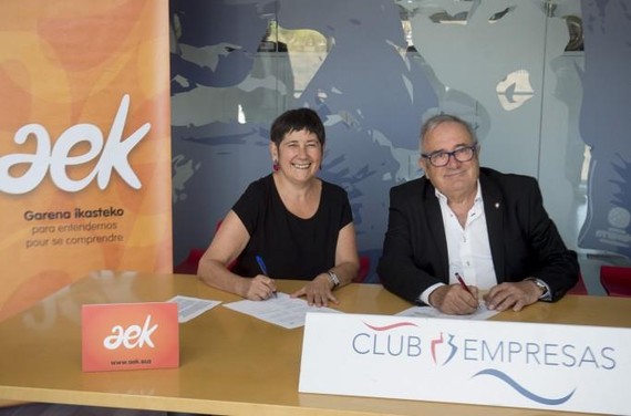 Gestio linguistikoa hobetzeko hitzarmena sinatu du Osasunak AEK-rekin