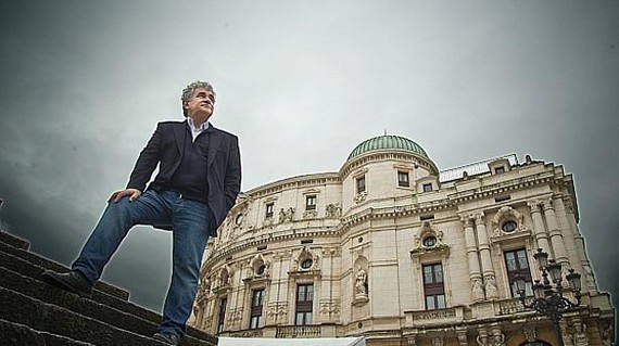 Bernardo Atxaga: "Hizkuntza galtzeak beste lauki batean jartzen zaitu, subordinatuen laukian"