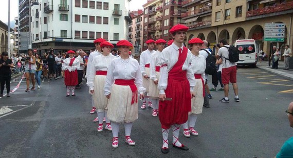 Neskek lehen aldiz parte hartu dute Zumarragako ezpata dantzan