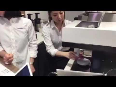 Zure aurpegia marraztu nahi kafesnearen apar gainean? (BIDEOA)