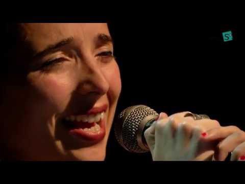 Miren Amurizak aitaren eskerronezko kantaldian kantatutako koplak