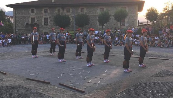 Dantza parekidea txalo zaparradagaz hartu dute Iurretako plazan