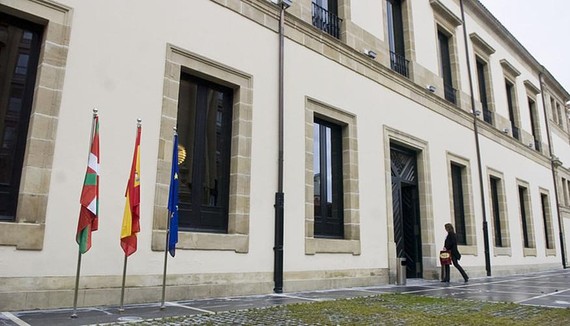 Eusko Legebiltzarrera bisitan joan eta 'en castellano por favor' esaten dizutenean