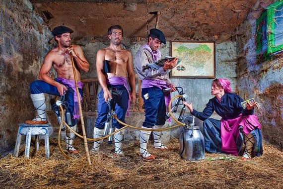 Euskal esnea, artzain gazta egiteko edo (Igotz Ziarretaren argazkia)