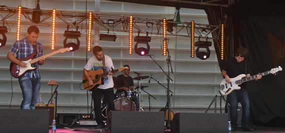 Lou Topet: “Lehen diskoa guretzako eta gu entzun nahi gaituenarentzako opari bat da”