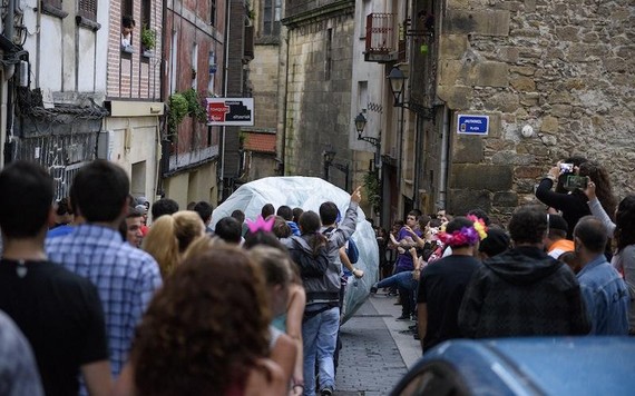 Animalien ordez, bola erraldoia erabil liteke entzierrorako, saboteatu ezean