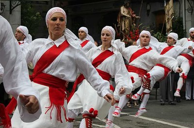 Emakumeak Tolosako bordon-dantzarien artean lehen aldiz