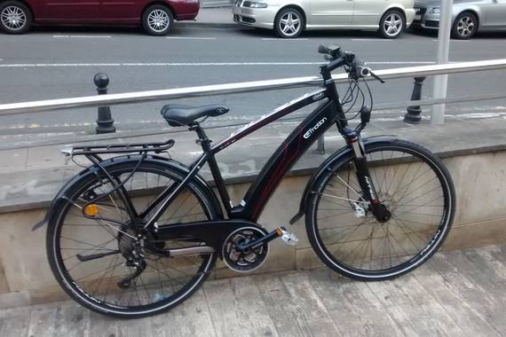 Autoak nagusi diren ingurune urbano estu batean ere merezi du bizikletak (elektrikoak, bereziki)