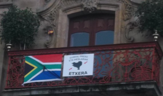 Espainiako bandera txiki-txikia jarri dute Oñatiko udaletxeko fatxadan