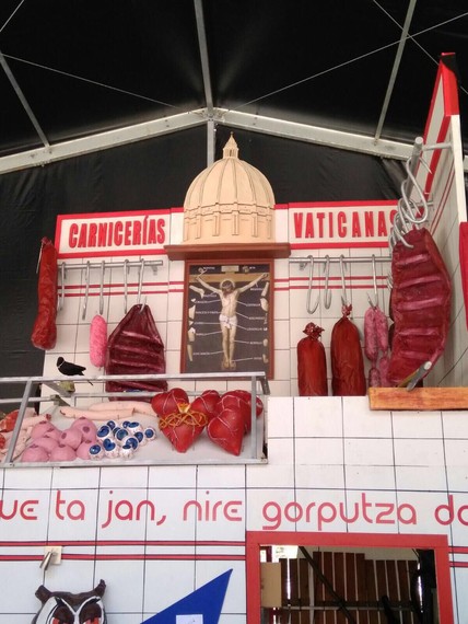 Bilboko txosna batetik irudi "blasfemo" hau kendu du Ertzaintzak