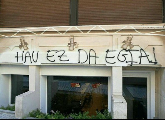 Udako zirauna Donostian: turismotik abiatuta, antzoki bat pintadaz markatzera