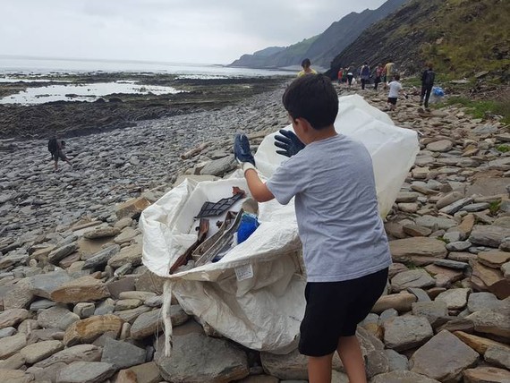 Deba eta Zumaia arteko flyschean plastikoak auzolanean garbitzeko deia