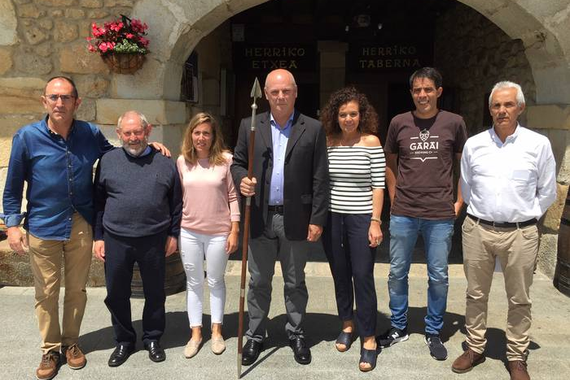 Makilak, zumeak eta lantzak, agintarien ikurrak