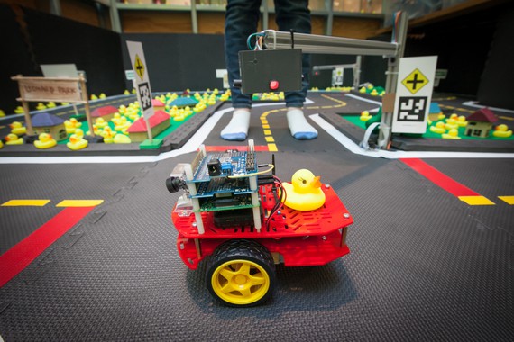 Duckietown, kotxe autonomoak gomazko ahatetxoen herrian