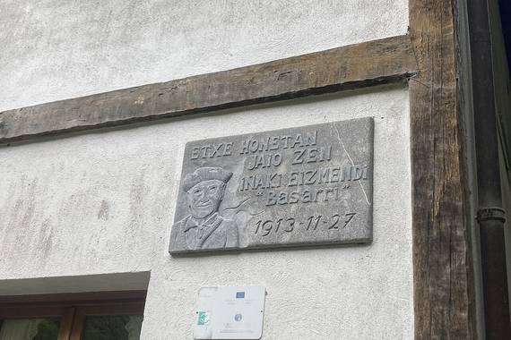 Ekaitz Santaziliaren 'Euskargazki' ekimenaren emaitza Wikipediara igo dute