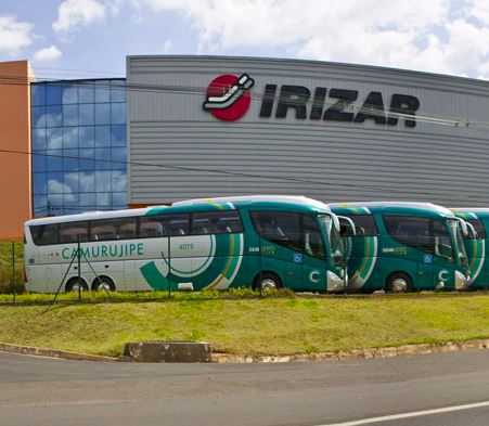 Irizar lantegian, Ormaiztegin, ikasle euskaldunei harrera lotsagarria egiten zaie