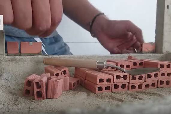 Mini-adreiluekin egindako etxetxoak, baina benetako arkitektura